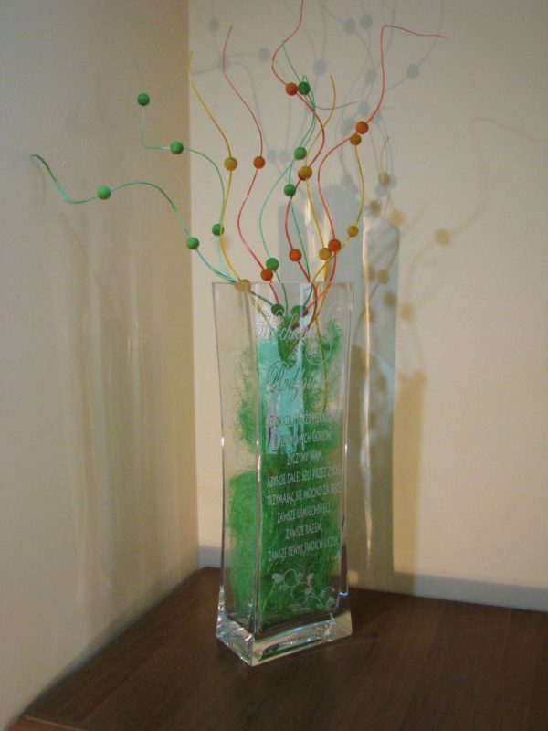 grawerowany szklany wazon z dekoracją